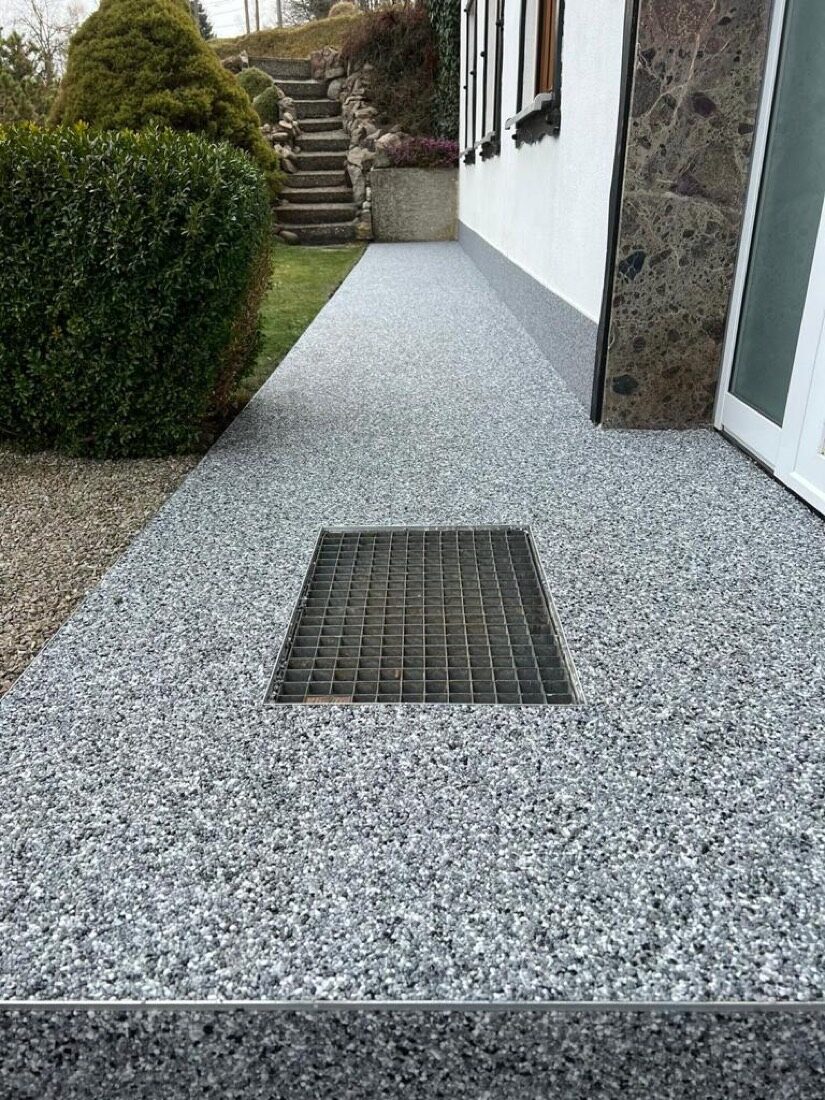 Steinteppich Eingang nachher – rutschhemmend, Gully integriert