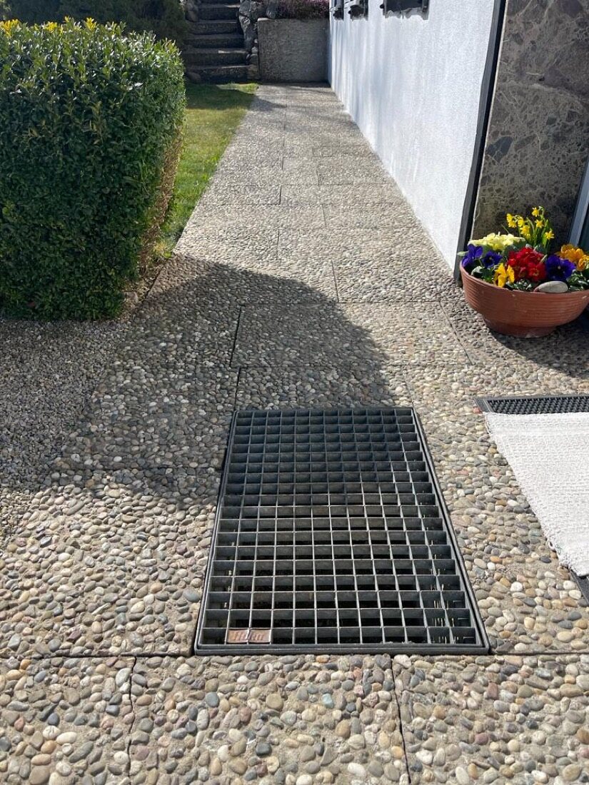 Eingang vorher – alte verwitterte Platten