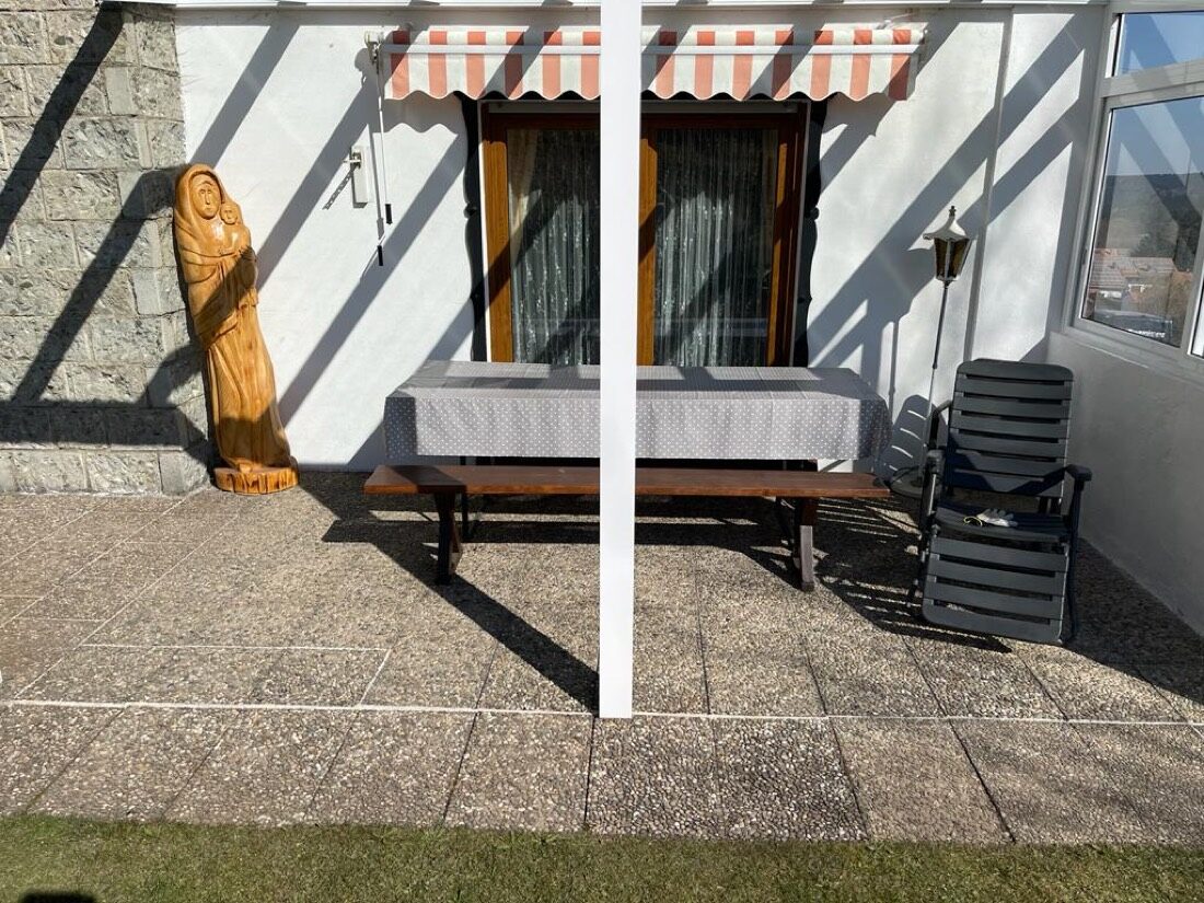 Steinteppich Terrasse vorher – alte Waschbetonplatten im Rhein-Main-Gebiet